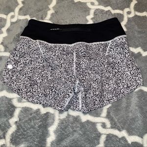 Lululemon Speed Up 4 inch White and Black floral shorts size 2